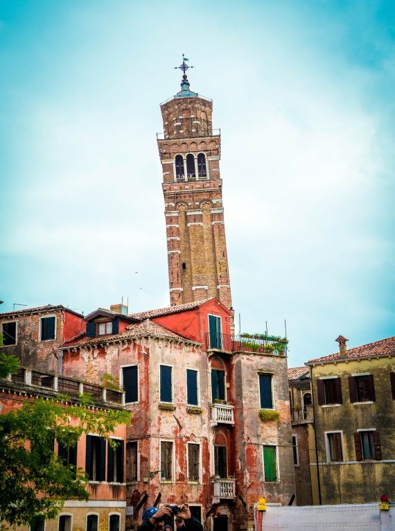 leaning-building-337974_1280